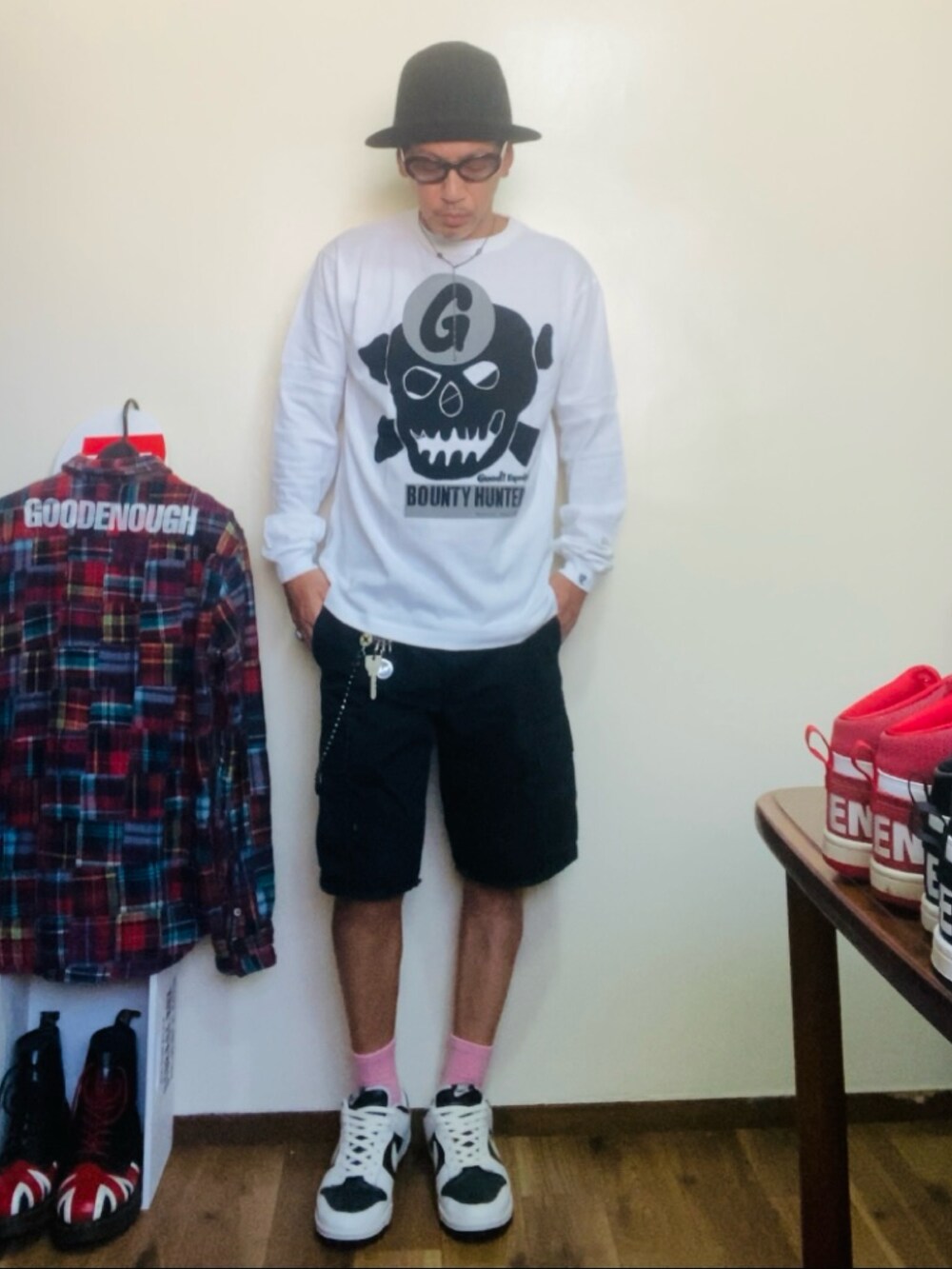 ホワイト系のTシャツ/カットソー、ブラック系のカーゴパンツ、ホワイト系のスニーカーを着用したメンズの秋コーディネートの4枚目の写真
