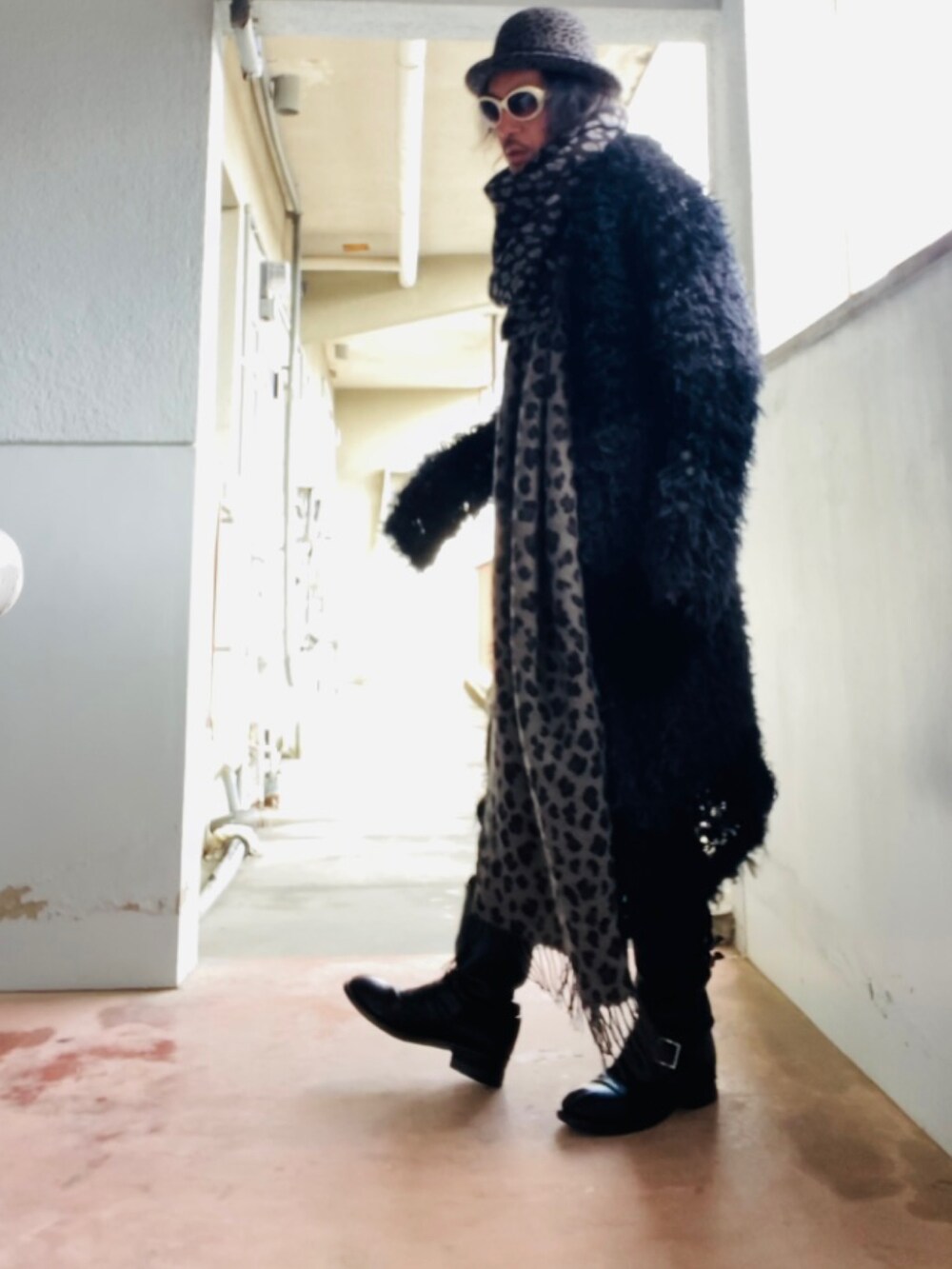 ブラック系のカーディガン/ボレロ、ブラック系のパンツ、ブラック系のブーツを着用したメンズの冬コーディネートの4枚目の写真