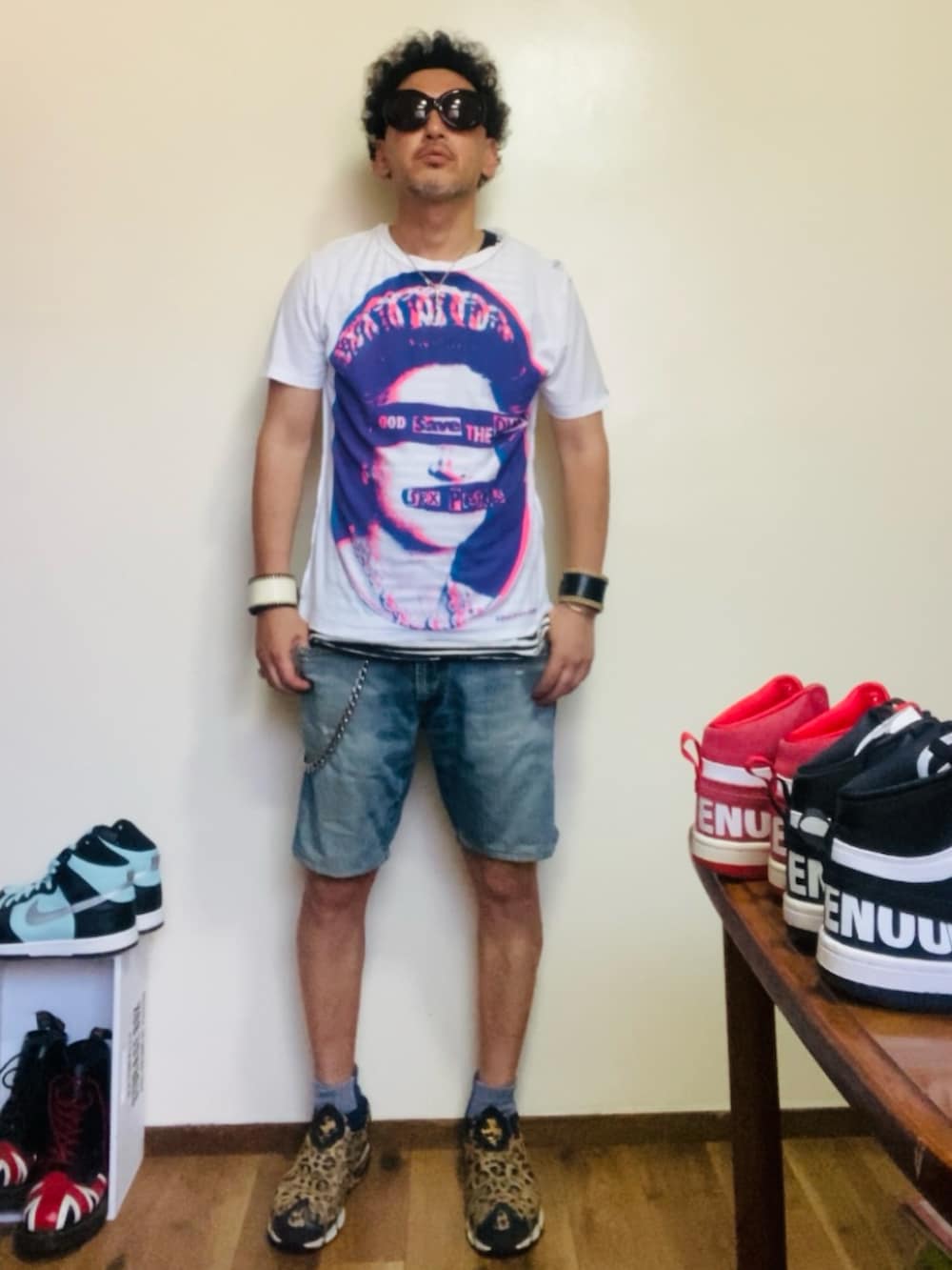 ホワイト系のTシャツ/カットソー、ブルー系のその他パンツ、ブラウン系のスリッポンを着用したメンズの夏コーディネートの3枚目の写真