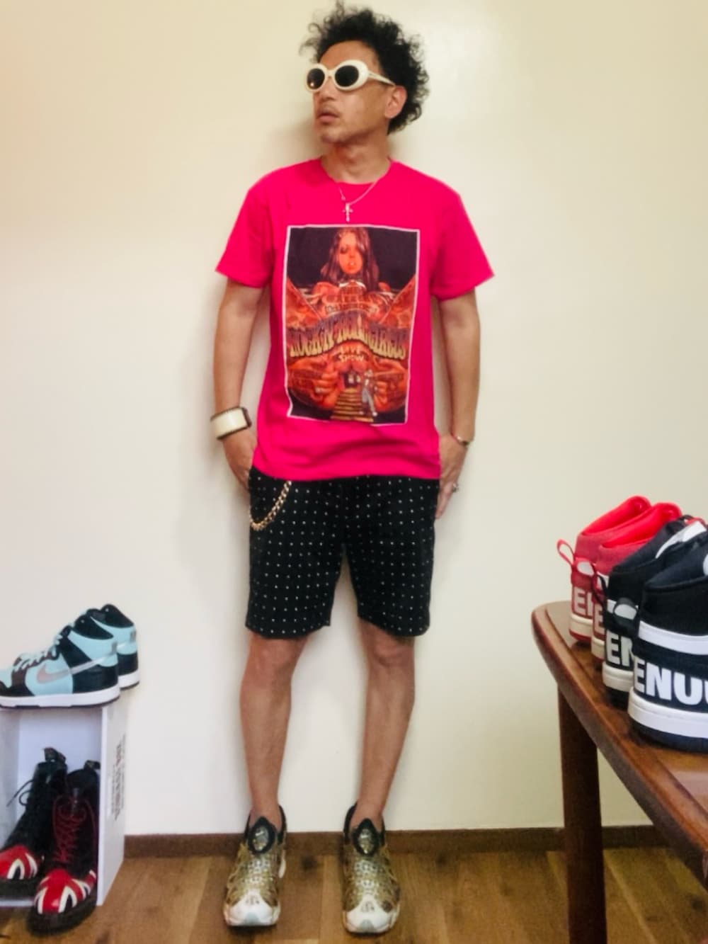 その他のスニーカー、ピンク系のTシャツ/カットソー、ブラック系のその他パンツを着用したメンズの夏コーディネートの2枚目の写真