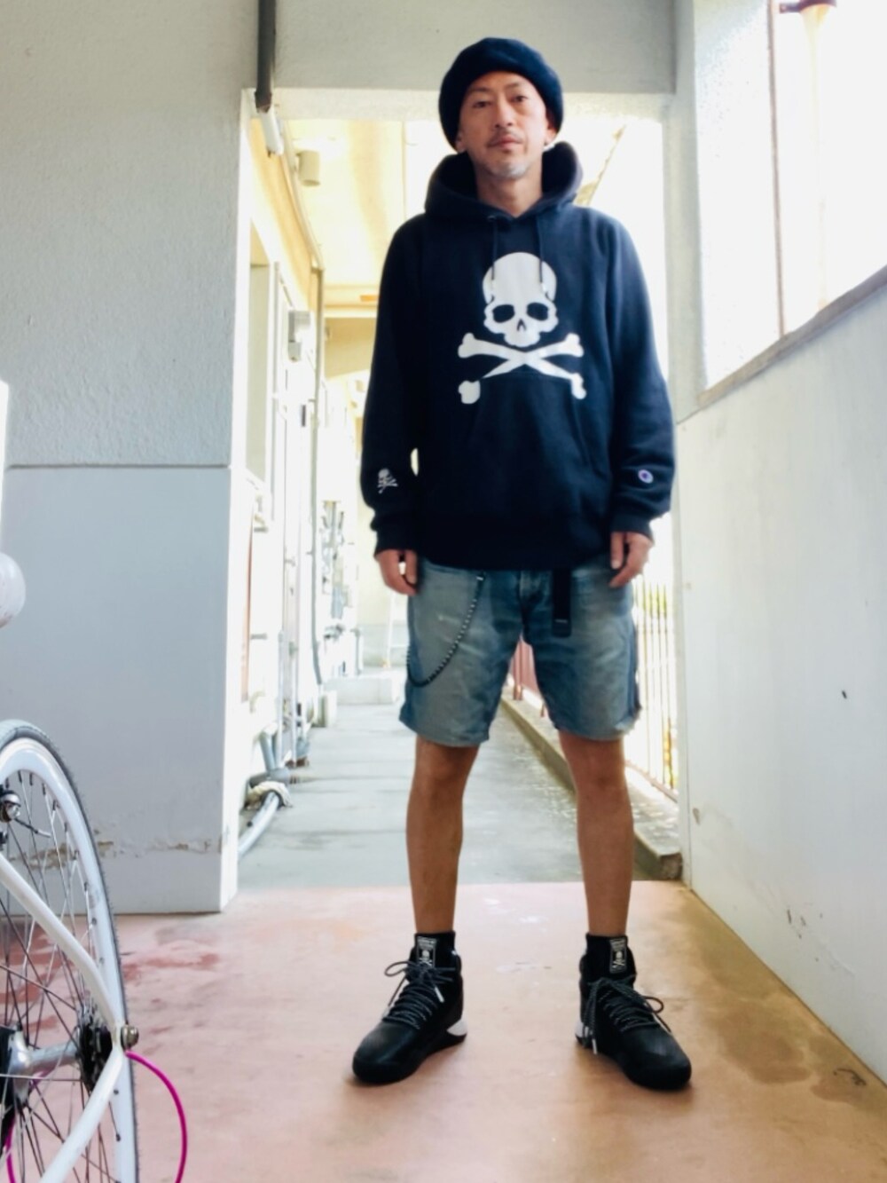 ブラック系のパーカー、ブルー系のその他パンツ、ブラック系のスニーカーを着用したメンズの春コーディネートの5枚目の写真