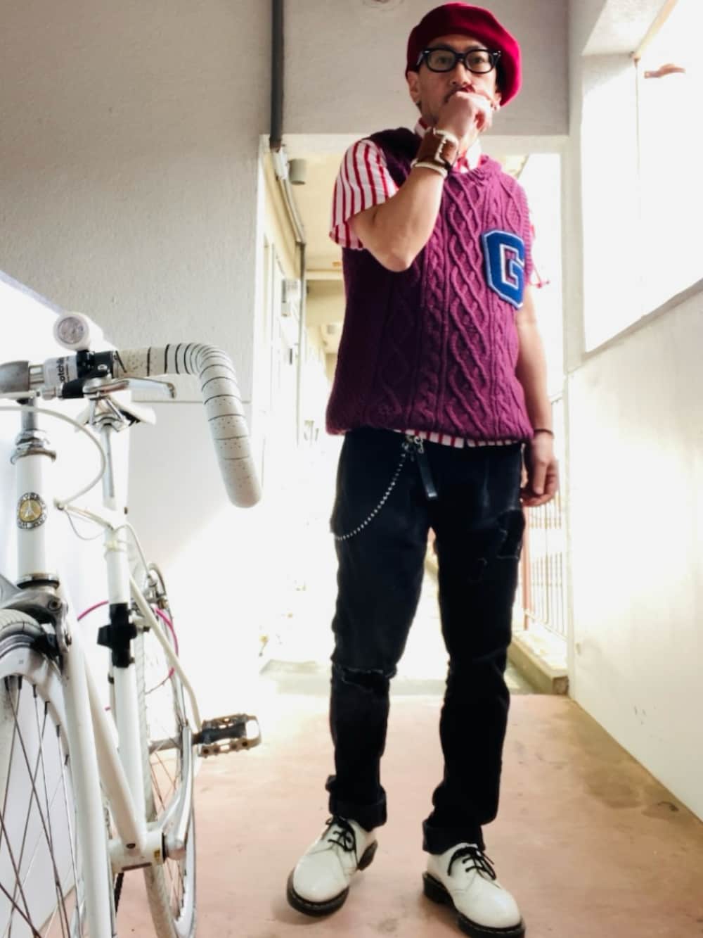 レッド系のシャツ/ブラウス、パープル系のベスト、ブラック系のその他パンツを着用したメンズの春コーディネートの5枚目の写真