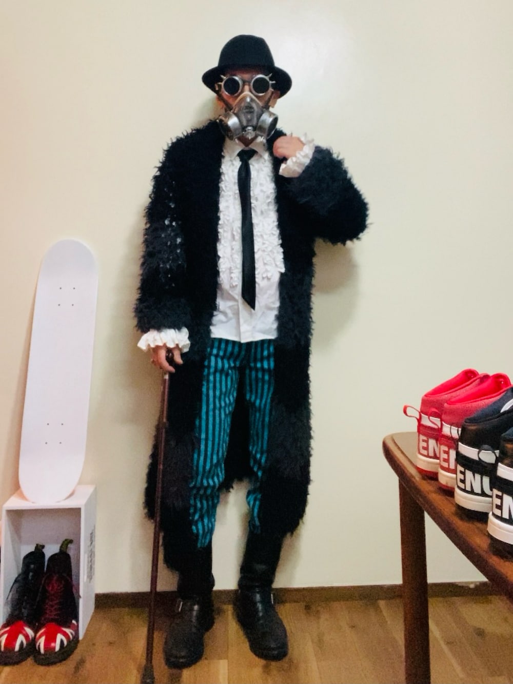 ブラック系のカーディガン/ボレロ、ブルー系のその他パンツ、ブラック系のブーツを着用したメンズの秋コーディネートの2枚目の写真