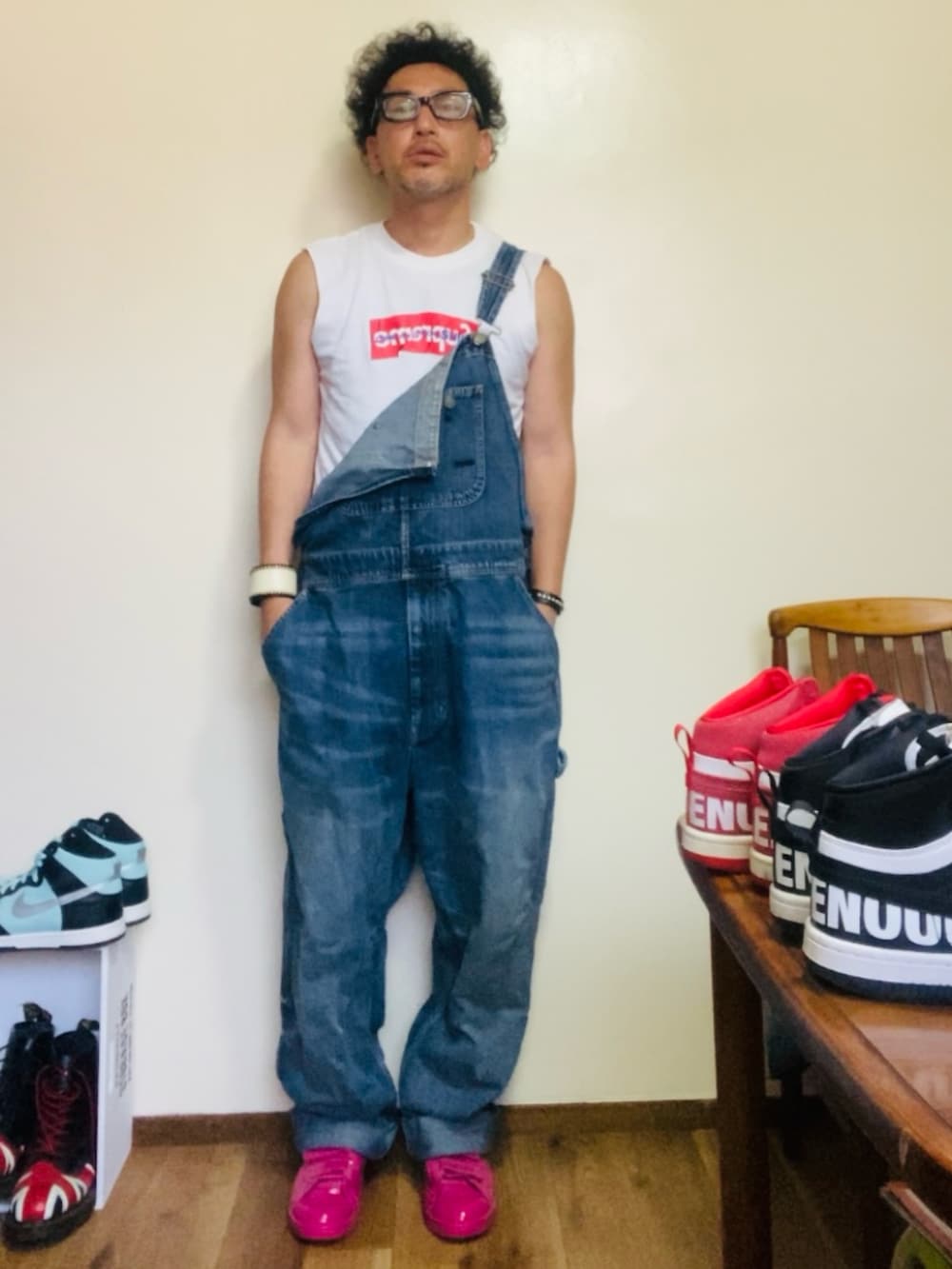 ホワイト系のタンクトップ、ブルー系のサロペット/オーバーオール、ピンク系のスニーカーを着用したメンズの夏コーディネートの3枚目の写真