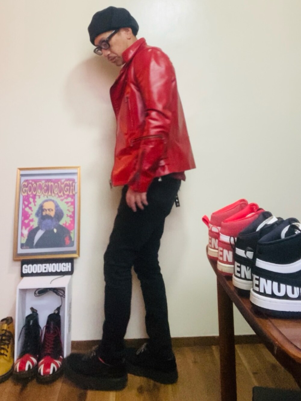 レッド系のライダースジャケット、オレンジ系のTシャツ/カットソー、ブラック系のパンツを着用したメンズの秋コーディネートの4枚目の写真
