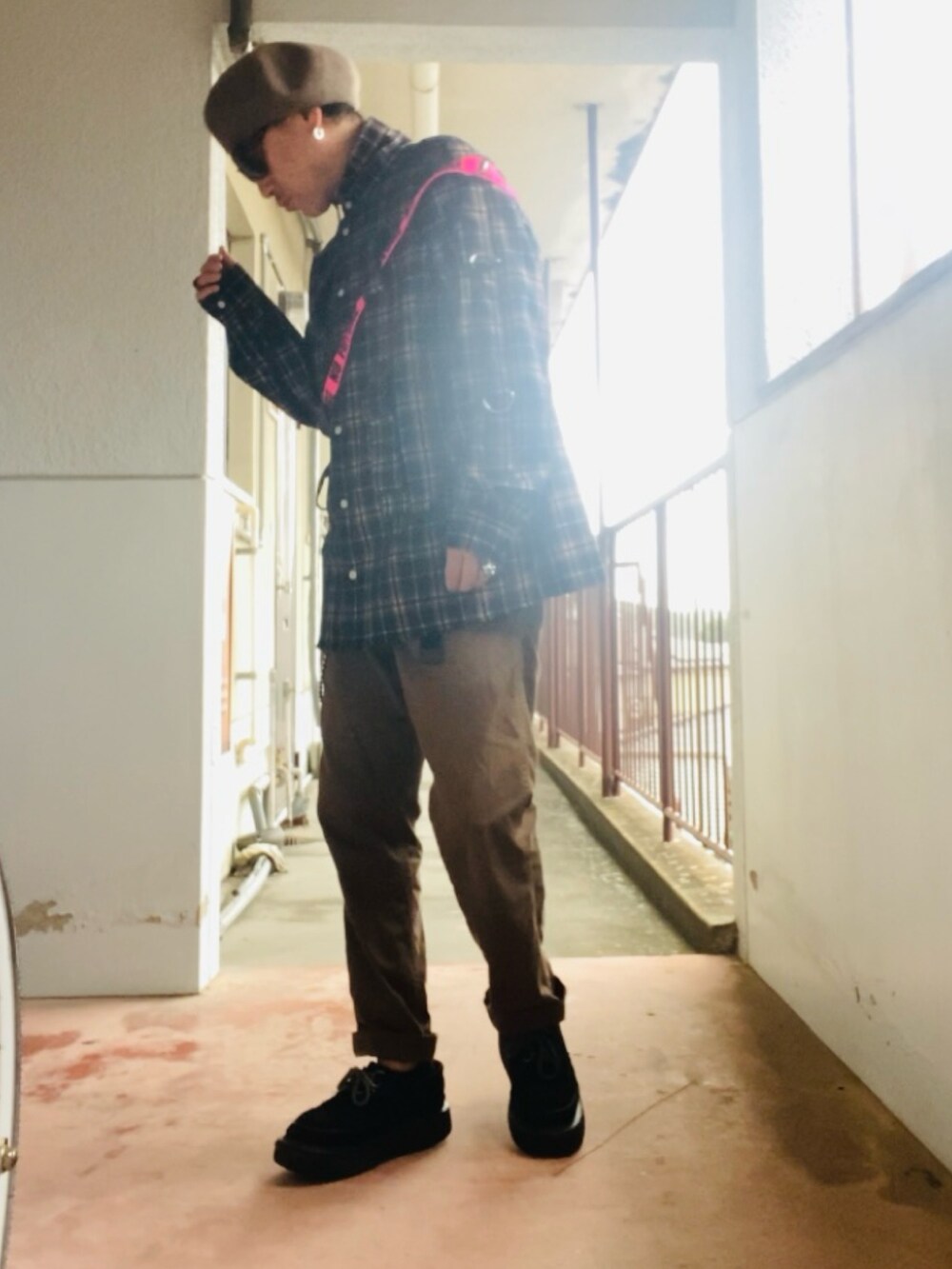 ブラウン系のシャツ/ブラウス、ブラウン系のチノパンツ、ブラック系のドレスシューズを着用したメンズの夏コーディネートの4枚目の写真