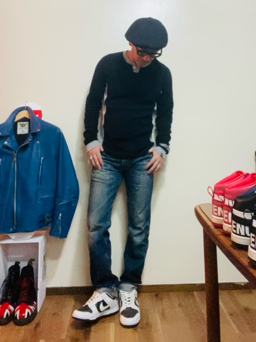 ブラック系のTシャツ/カットソー、ブルー系のデニムパンツ、ホワイト系のスニーカーを着用したメンズの秋コーディネートの3枚目の写真