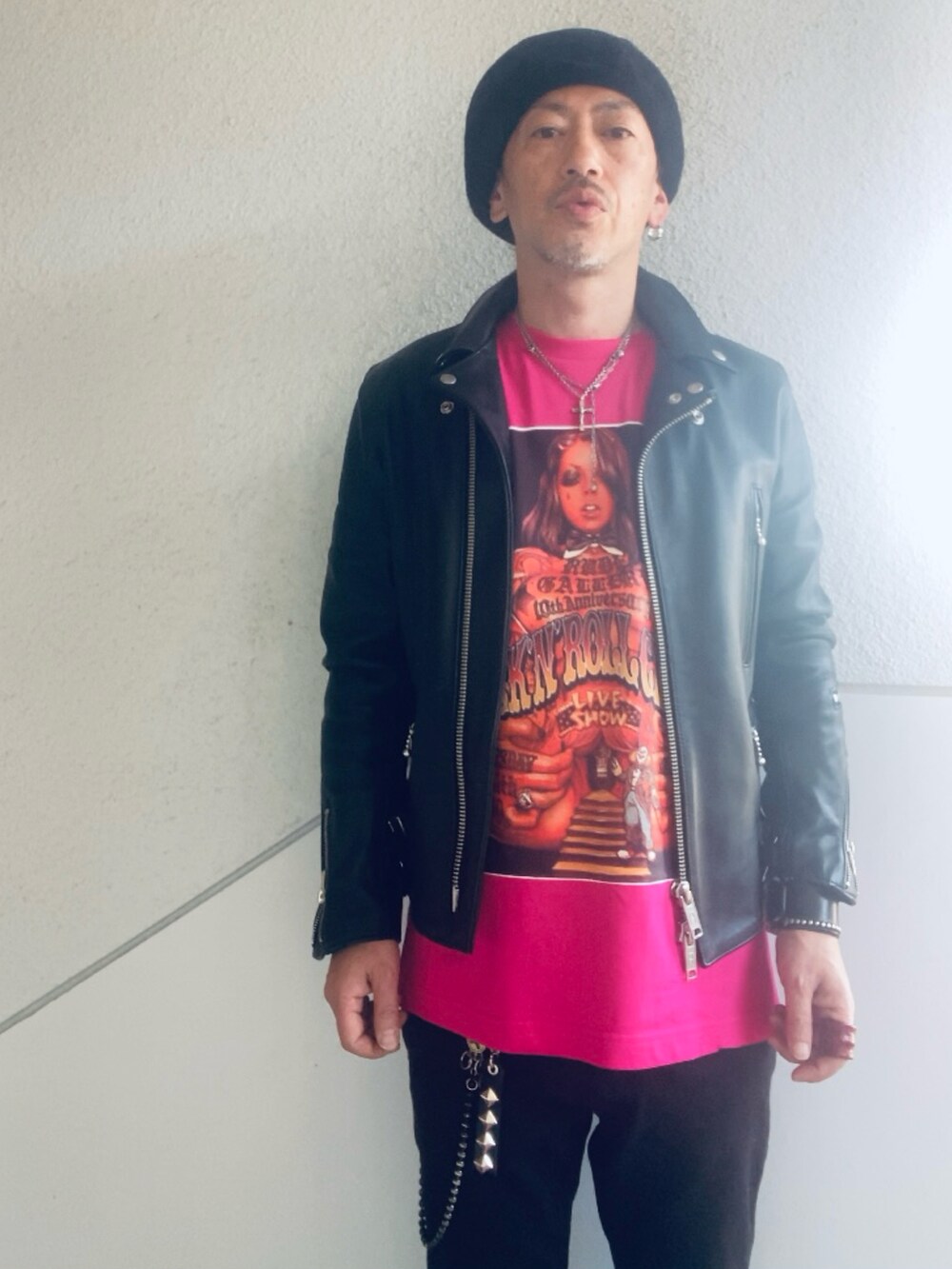 ピンク系のTシャツ/カットソー、ブラック系のライダースジャケット、ブラック系のパンツを着用したメンズの春コーディネートの5枚目の写真