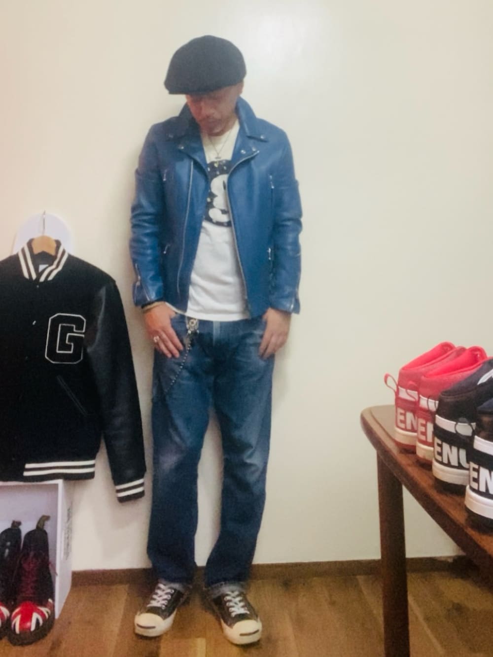 ホワイト系のTシャツ/カットソー、ブルー系のライダースジャケット、ブルー系のデニムパンツを着用したメンズの秋コーディネートの3枚目の写真