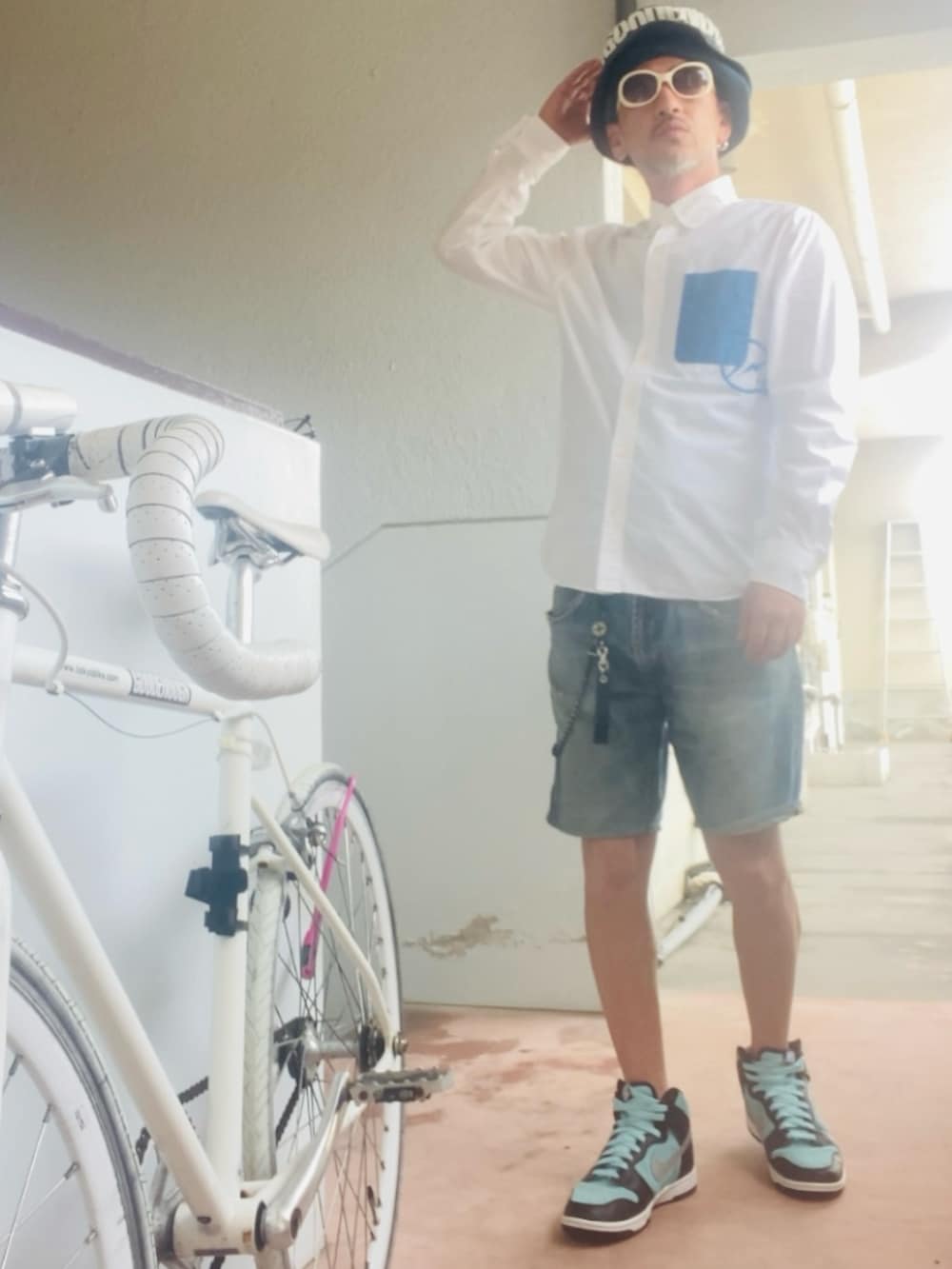 ホワイト系のシャツ/ブラウス、ブルー系のその他パンツ、グリーン系のスニーカーを着用したメンズの春コーディネートの4枚目の写真