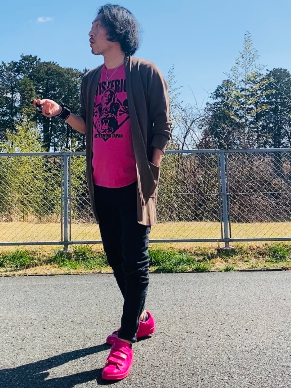 ピンク系のTシャツ/カットソー、ブラウン系のニット/セーター、ブラック系のデニムパンツを着用したメンズの春コーディネートの5枚目の写真