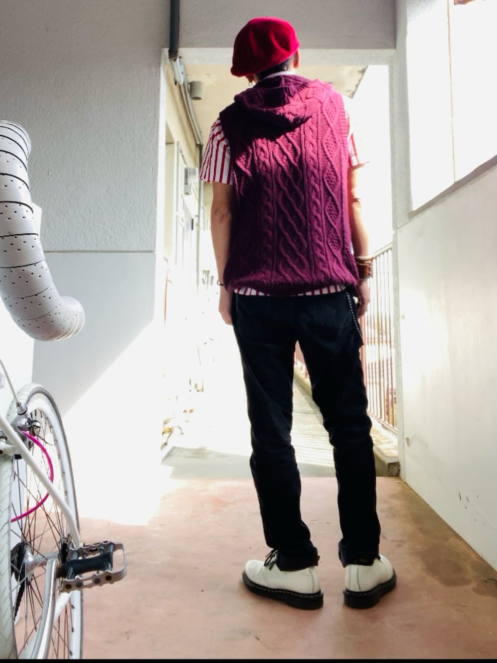 レッド系のシャツ/ブラウス、パープル系のベスト、ブラック系のその他パンツを着用したメンズの春コーディネートの3枚目の写真