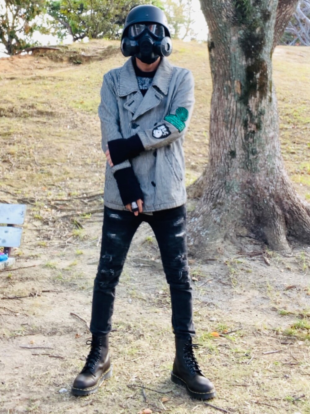 グレー系のピーコート、ブラック系のデニムパンツ、グレー系のニット/セーターを着用したメンズの秋コーディネートの2枚目の写真