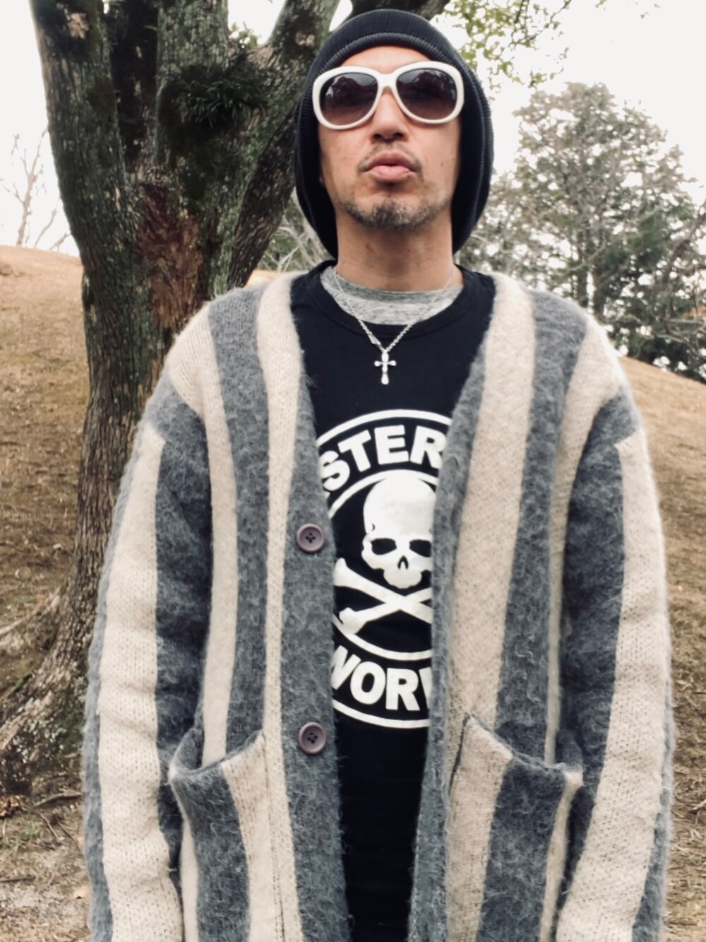 ブルー系のデニムパンツ、ブラック系のTシャツ/カットソー、ブラック系のスニーカーを着用したメンズの冬コーディネートの4枚目の写真