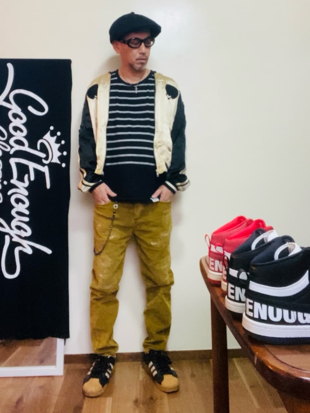 ゴールド系のスカジャン、イエロー系のその他パンツ、ブラック系のスニーカーを着用したメンズの秋コーディネートの2枚目の写真
