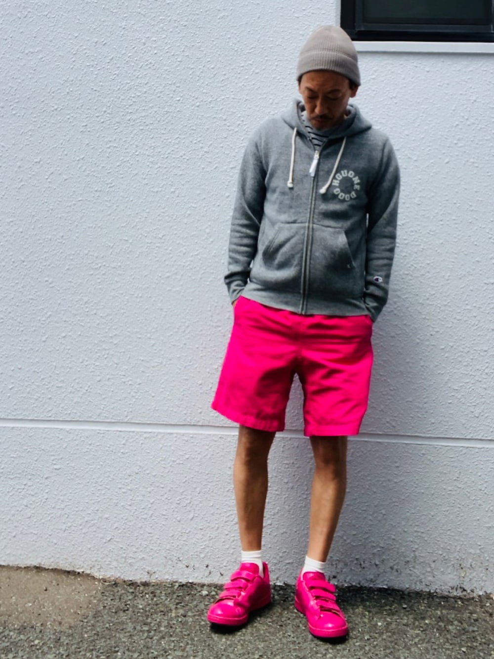 グレー系のパーカー、グレー系のTシャツ/カットソー、ピンク系のその他パンツを着用したメンズの春コーディネートの3枚目の写真