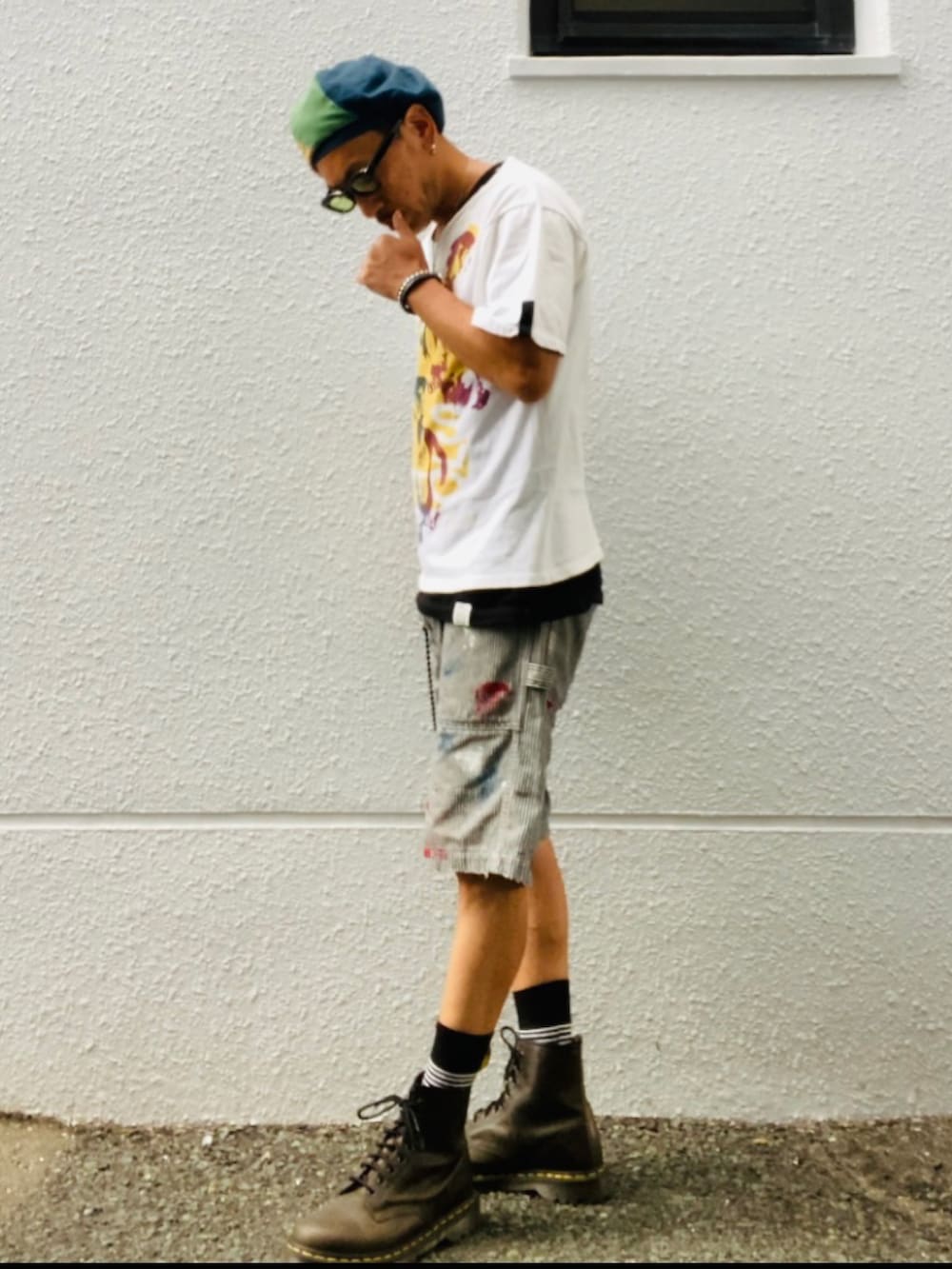 ホワイト系のTシャツ/カットソー、グレー系のデニムパンツ、グリーン系のブーツを着用したメンズの夏コーディネートの3枚目の写真