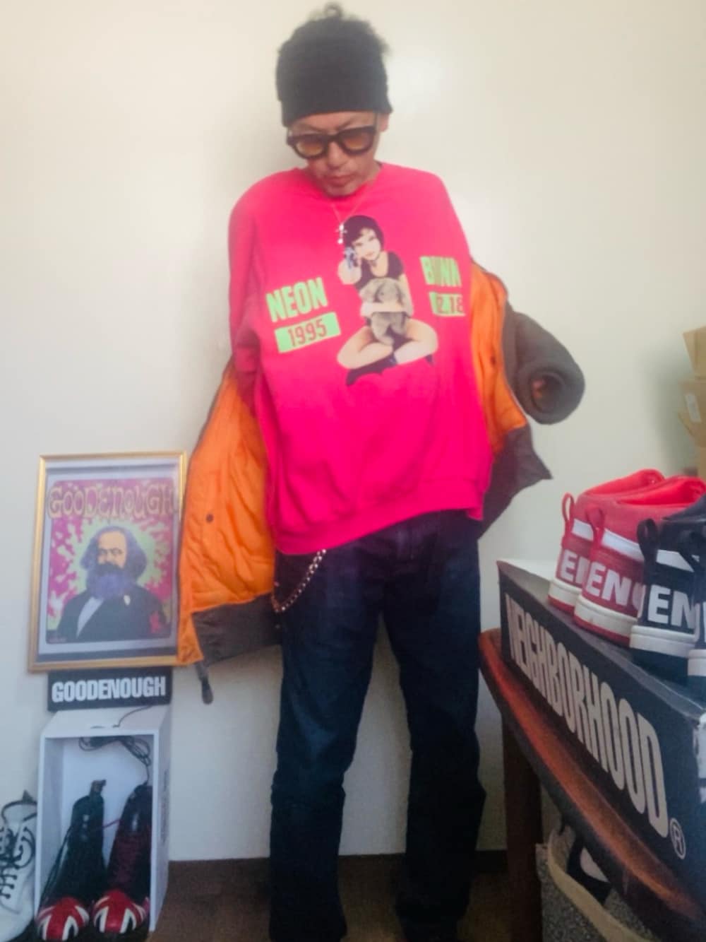 ピンク系のスウェット、グレー系のMA-1、ピンク系のスニーカーを着用したメンズの冬コーディネートの3枚目の写真