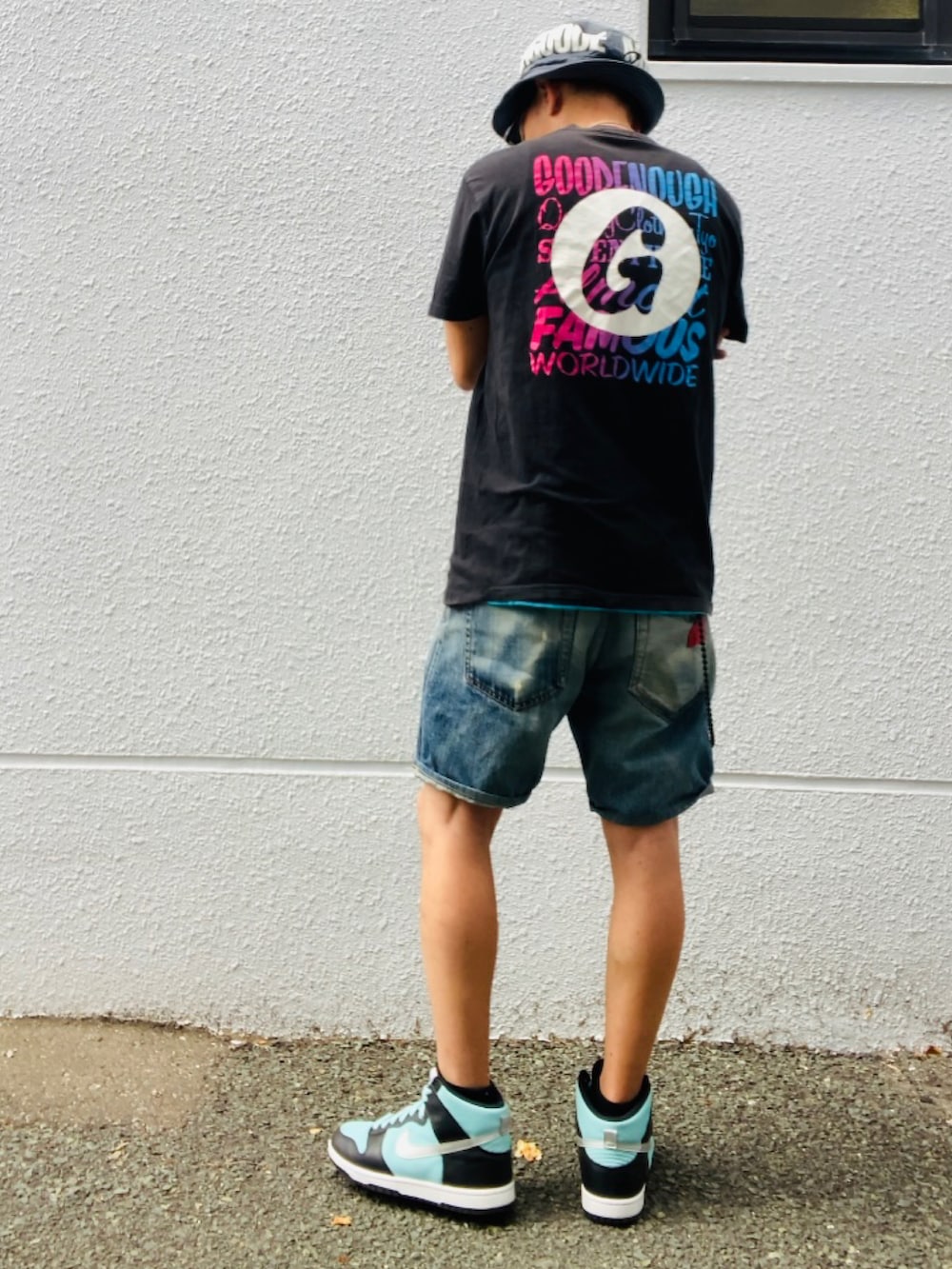 ブラック系のTシャツ/カットソー、ブルー系のその他パンツ、グリーン系のスニーカーを着用したメンズの夏コーディネートの2枚目の写真