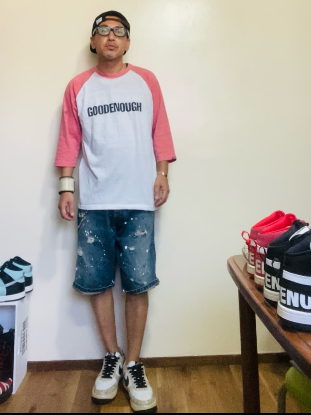 ピンク系のTシャツ/カットソー、ブルー系のデニムパンツ、ベージュ系のスニーカーを着用したメンズの夏コーディネートの4枚目の写真