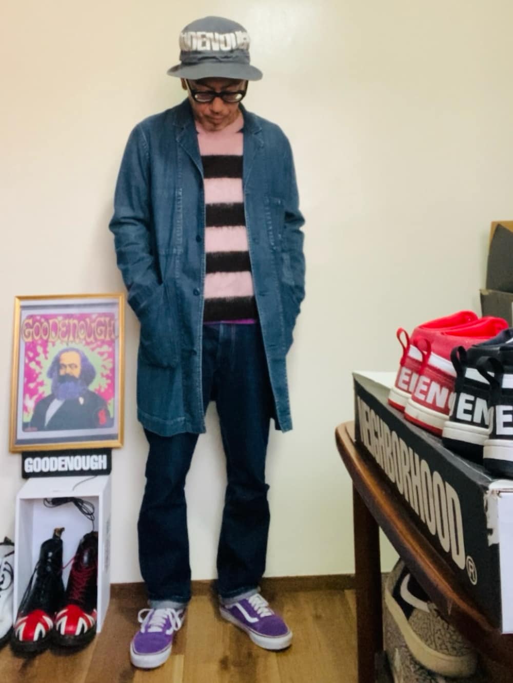 ブルー系のチェスターコート、ブルー系のデニムパンツ、パープル系のスニーカーを着用したメンズの春コーディネートの2枚目の写真