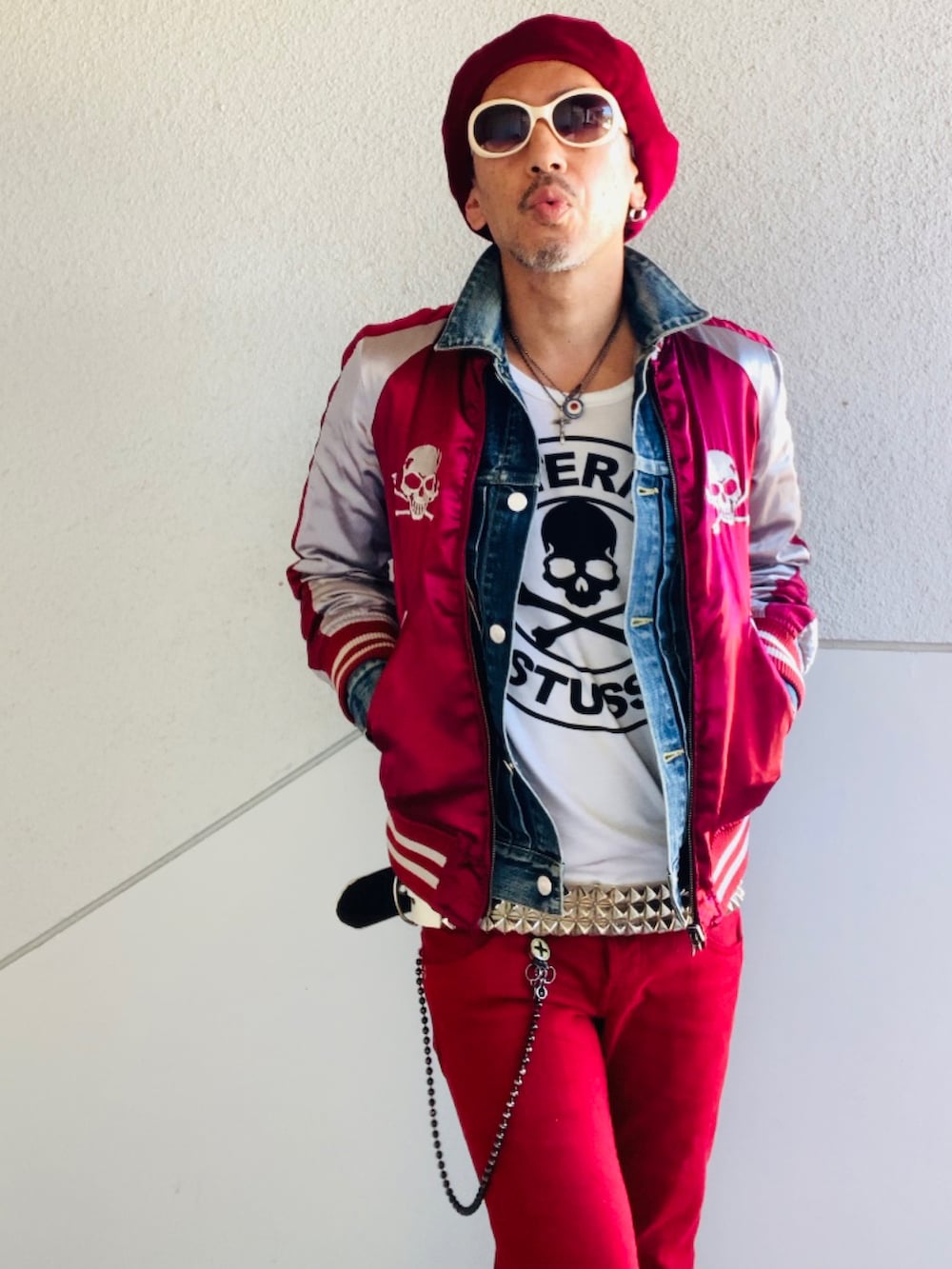 レッド系のスカジャン、ホワイト系のTシャツ/カットソー、レッド系のデニムパンツを着用したメンズの秋コーディネートの2枚目の写真