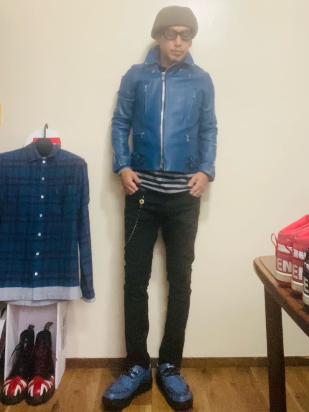 ブルー系のライダースジャケット、ブラック系のパンツ、ブルー系のブーツを着用したメンズの秋コーディネートの2枚目の写真