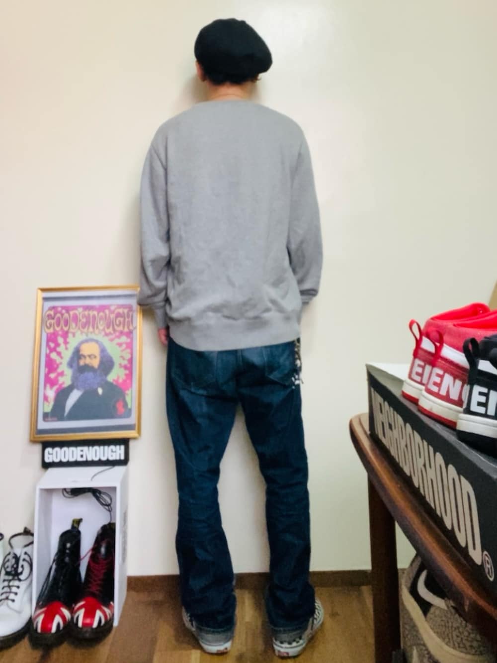 グレー系のスウェット、ブルー系のデニムパンツ、ホワイト系のスリッポンを着用したメンズの春コーディネートの3枚目の写真