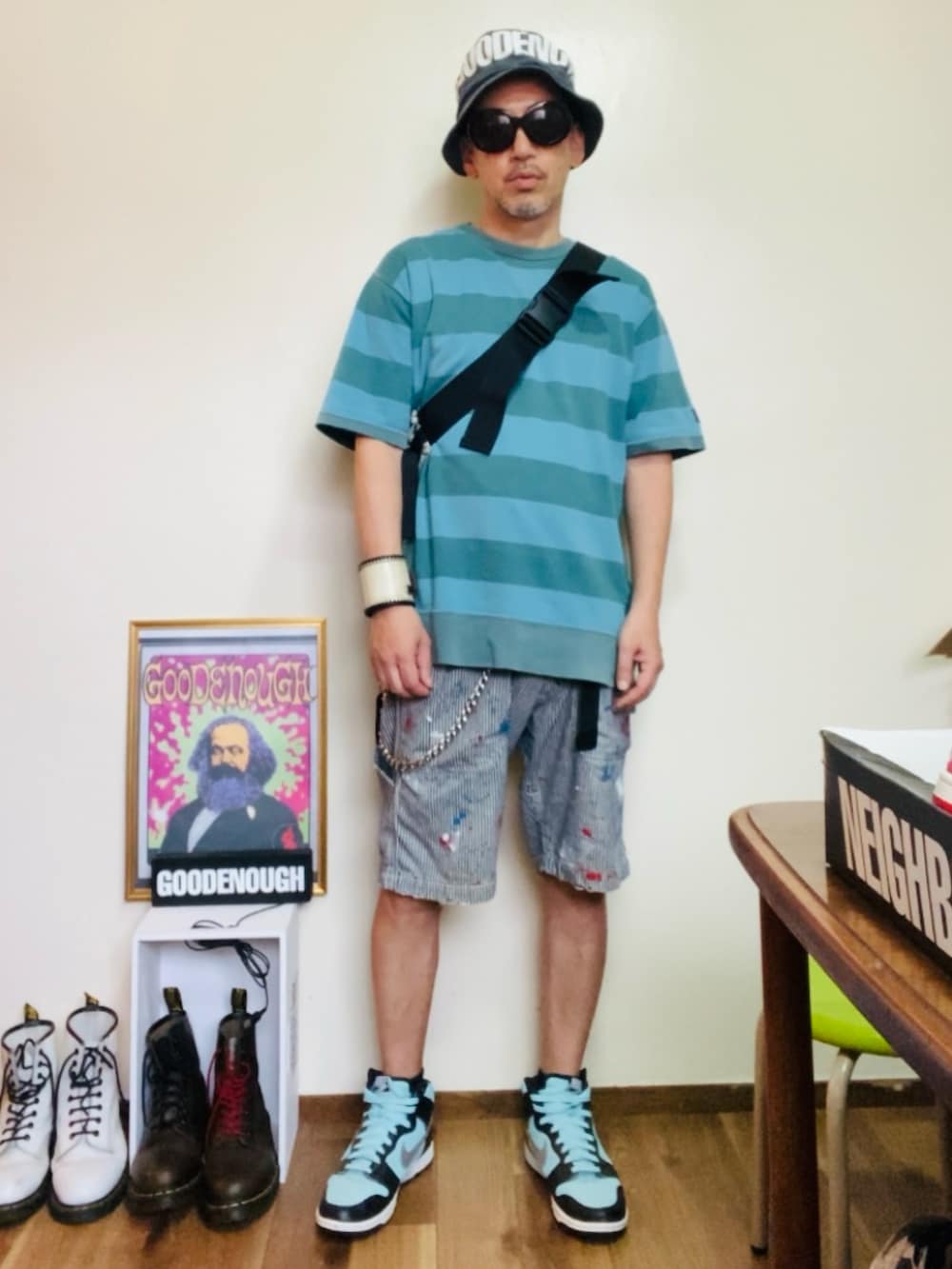 ブルー系のスウェット、ホワイト系のボディバッグ/ウエストポーチ、グレー系のデニムパンツを着用したメンズの夏コーディネートの4枚目の写真