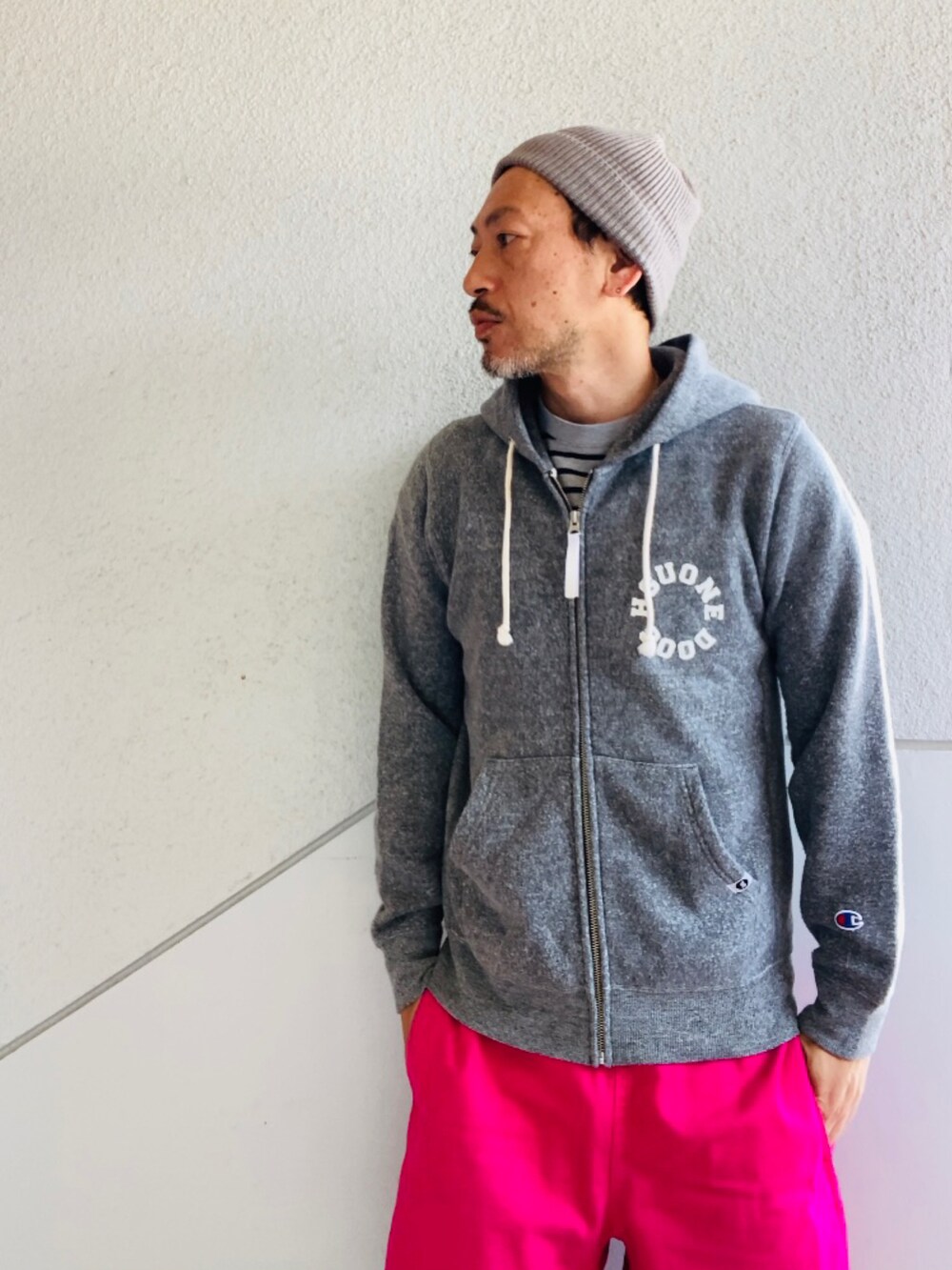 グレー系のパーカー、グレー系のTシャツ/カットソー、ピンク系のその他パンツを着用したメンズの春コーディネートの2枚目の写真