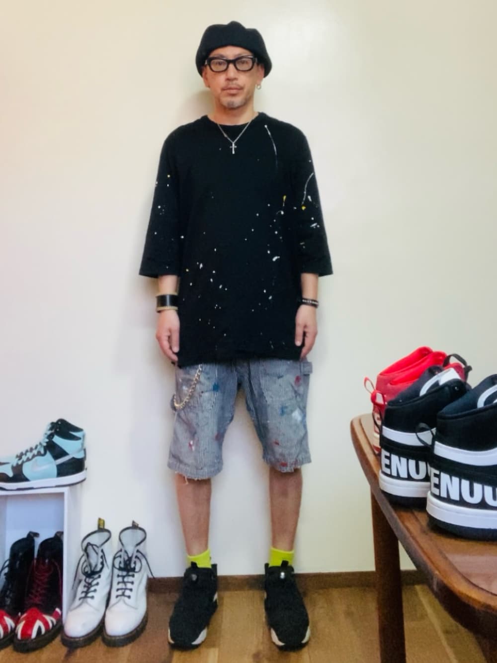 グレー系のデニムパンツ、ブラック系のスニーカー、ブラック系のTシャツ/カットソーを着用したメンズの春コーディネートの3枚目の写真