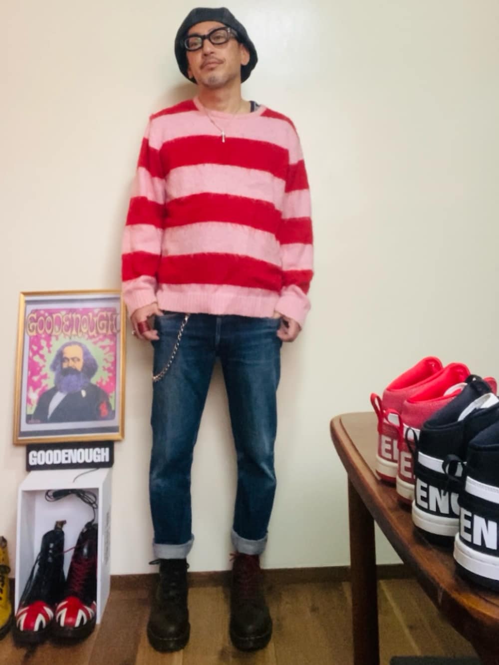 ブルー系のデニムパンツ、ピンク系のニット/セーター、グリーン系のブーツを着用したメンズの秋コーディネートの3枚目の写真
