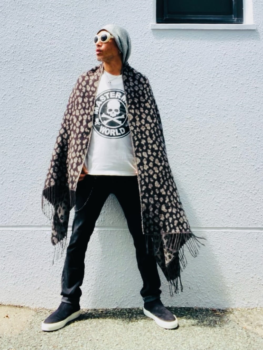 ホワイト系のTシャツ/カットソー、ブラック系のデニムパンツ、ブラック系のスリッポンを着用したメンズの春コーディネートの3枚目の写真