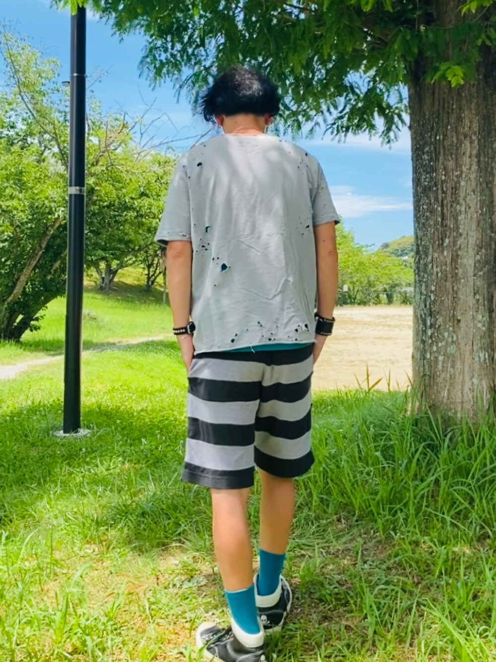 グレー系のTシャツ/カットソー、グレー系のTシャツ/カットソー、ブラック系のスニーカーを着用したメンズの夏コーディネートの4枚目の写真