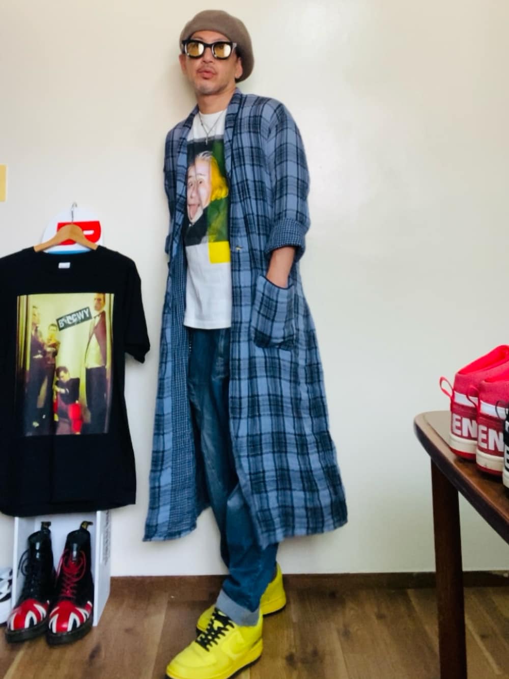 ブルー系のシャツ/ブラウス、ブルー系のデニムパンツ、イエロー系のスニーカーを着用したメンズの秋コーディネートの2枚目の写真