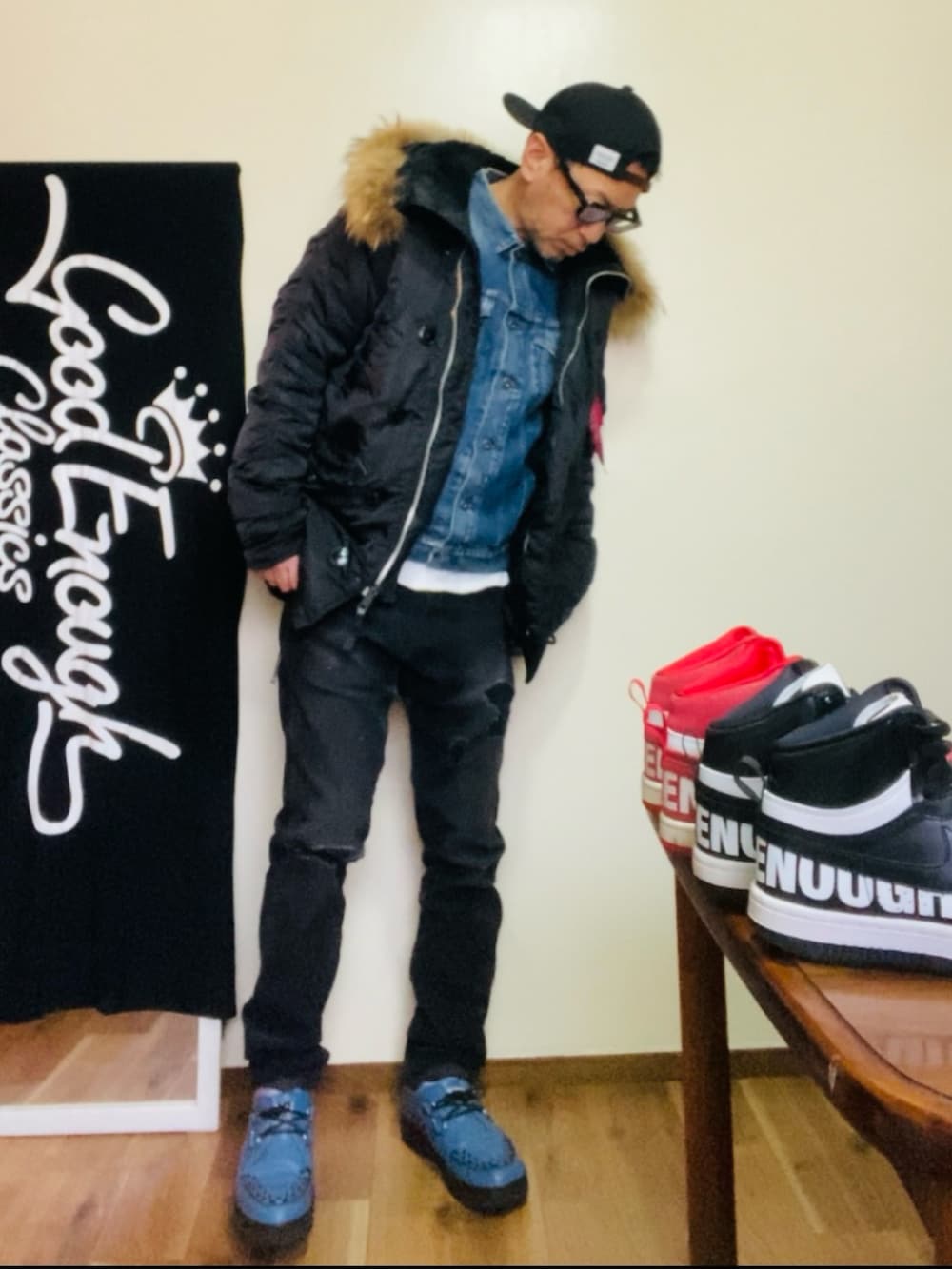 ブルー系のデニムジャケット、ブラック系のミリタリージャケット、ブラック系のその他パンツを着用したメンズの冬コーディネートの2枚目の写真