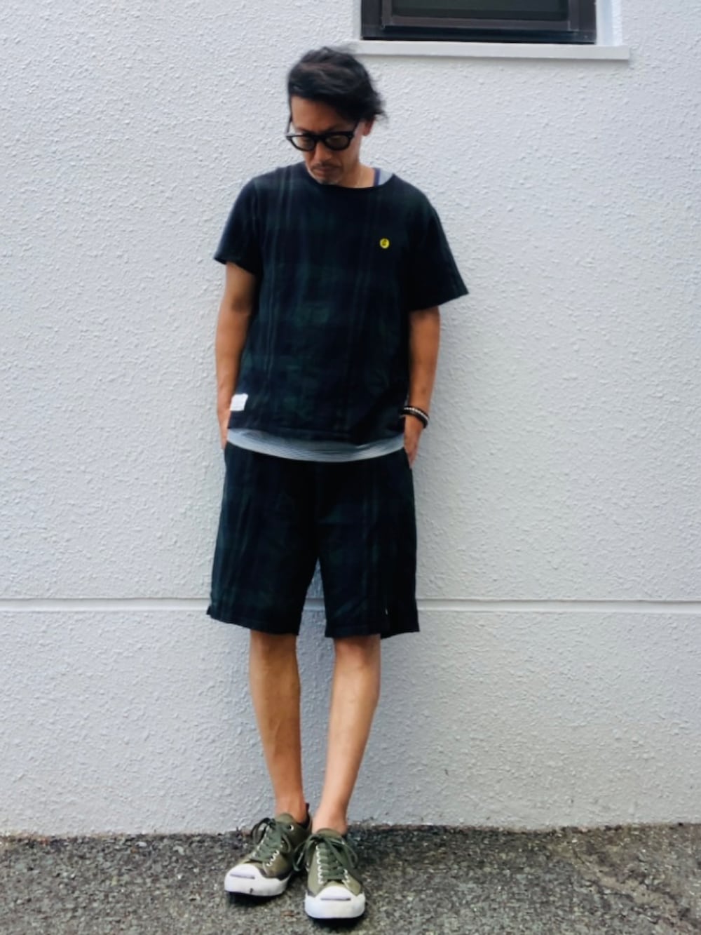 グリーン系のTシャツ/カットソー、グリーン系のその他パンツ、グリーン系のスニーカーを着用したメンズの夏コーディネートの3枚目の写真