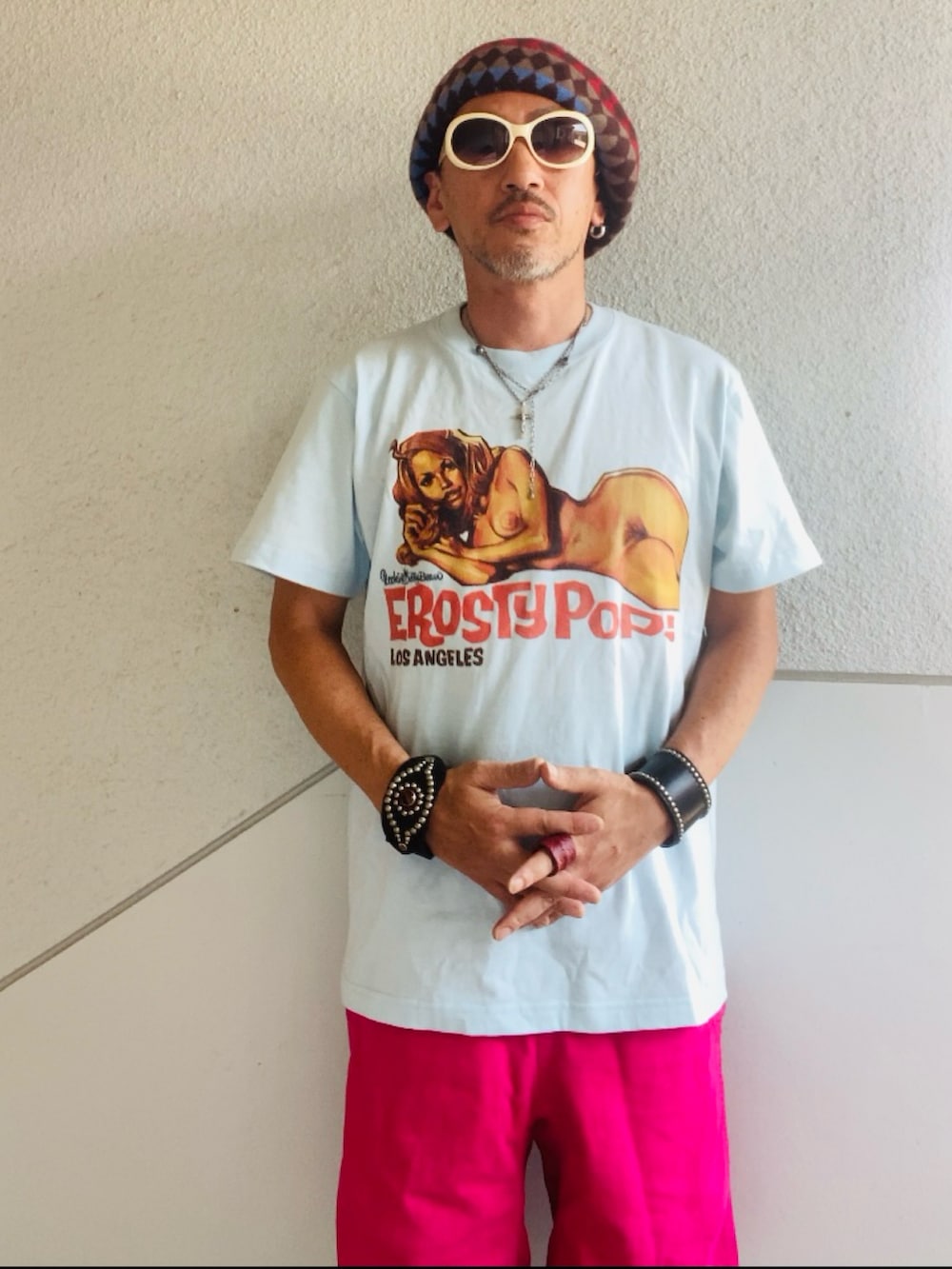 ブルー系のTシャツ/カットソー、ピンク系のその他パンツ、グリーン系のスニーカーを着用したメンズの夏コーディネートの2枚目の写真