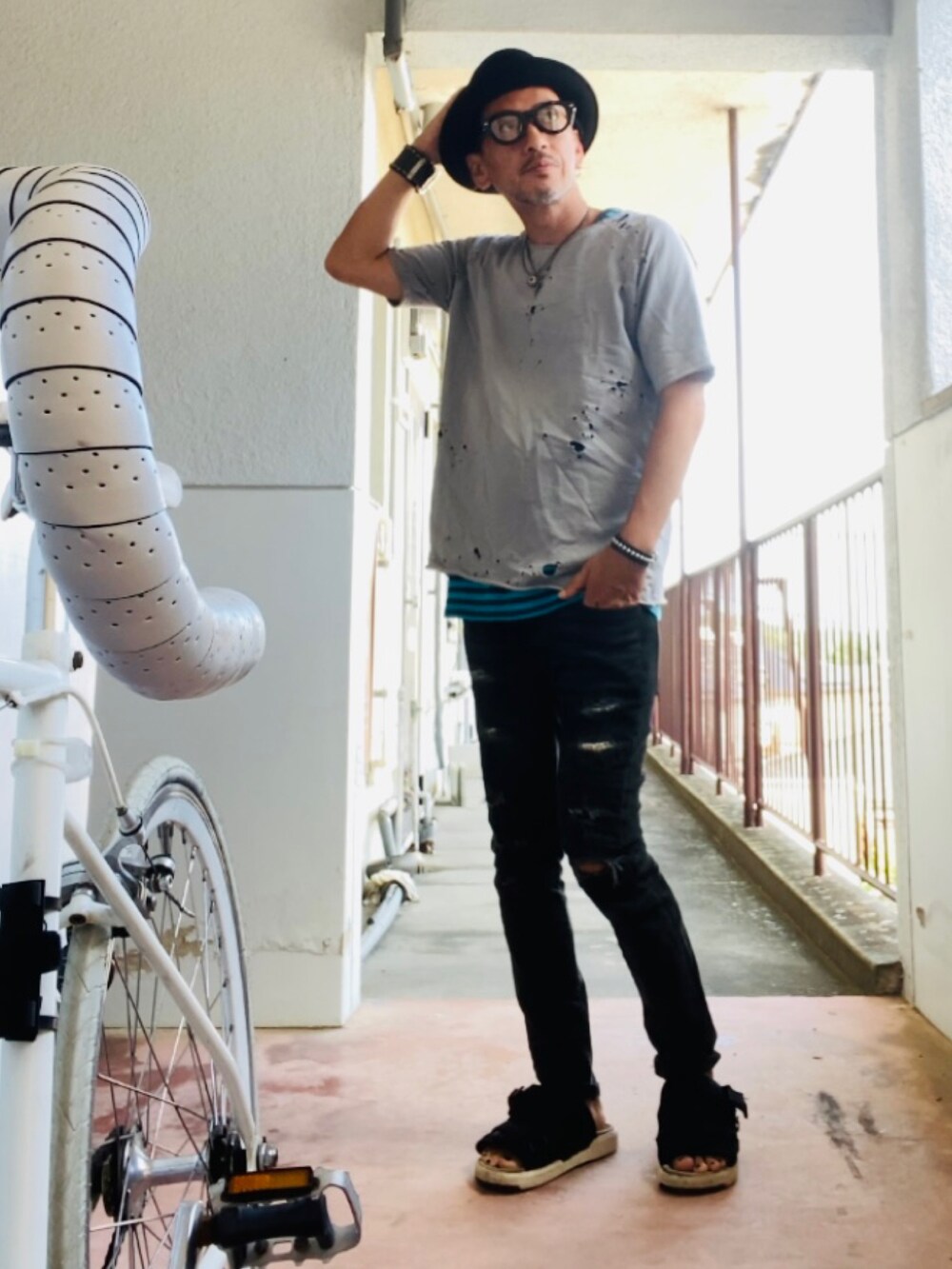 グレー系のTシャツ/カットソー、ブルー系のタンクトップ、ブラック系のデニムパンツを着用したメンズの秋コーディネートの2枚目の写真