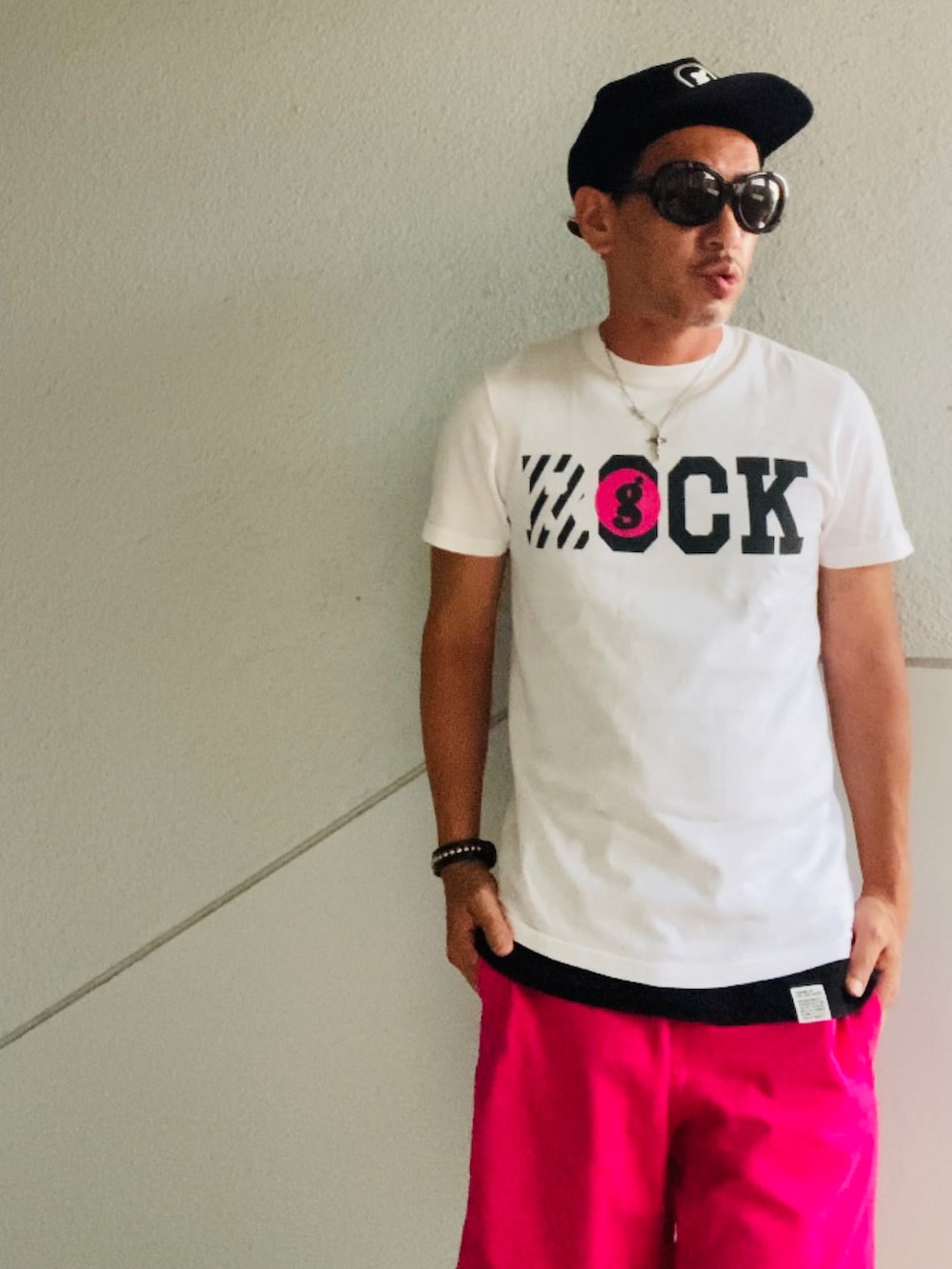 ホワイト系のTシャツ/カットソー、ピンク系のその他パンツ、ピンク系のスニーカーを着用したメンズの夏コーディネートの4枚目の写真