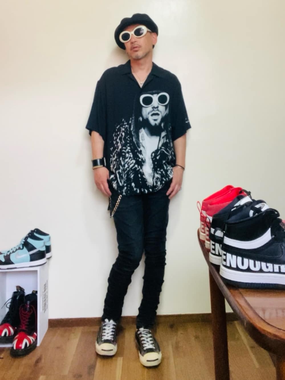 ブラック系のシャツ/ブラウス、ブラック系のデニムパンツ、ブラック系のスニーカーを着用したメンズの夏コーディネートの4枚目の写真