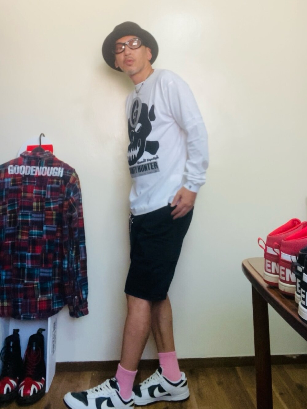 ホワイト系のTシャツ/カットソー、ブラック系のカーゴパンツ、ホワイト系のスニーカーを着用したメンズの秋コーディネートの2枚目の写真