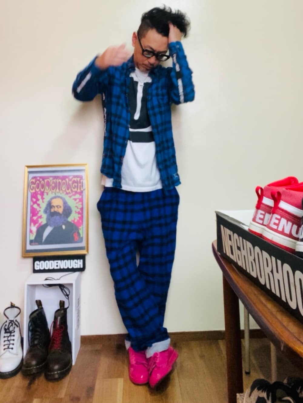 ブルー系のシャツ/ブラウス、ブルー系のその他パンツ、ピンク系のスニーカーを着用したメンズの夏コーディネートの3枚目の写真