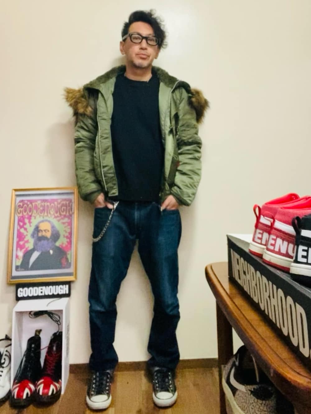 ブラック系のスウェット、グリーン系のMA-1、ブルー系のデニムパンツを着用したメンズの冬コーディネートの4枚目の写真