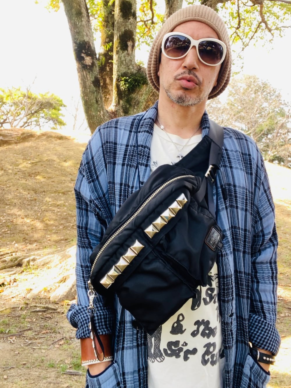 ブルー系のシャツ/ブラウス、ホワイト系のTシャツ/カットソー、グリーン系のチノパンツを着用したメンズの春コーディネートの3枚目の写真
