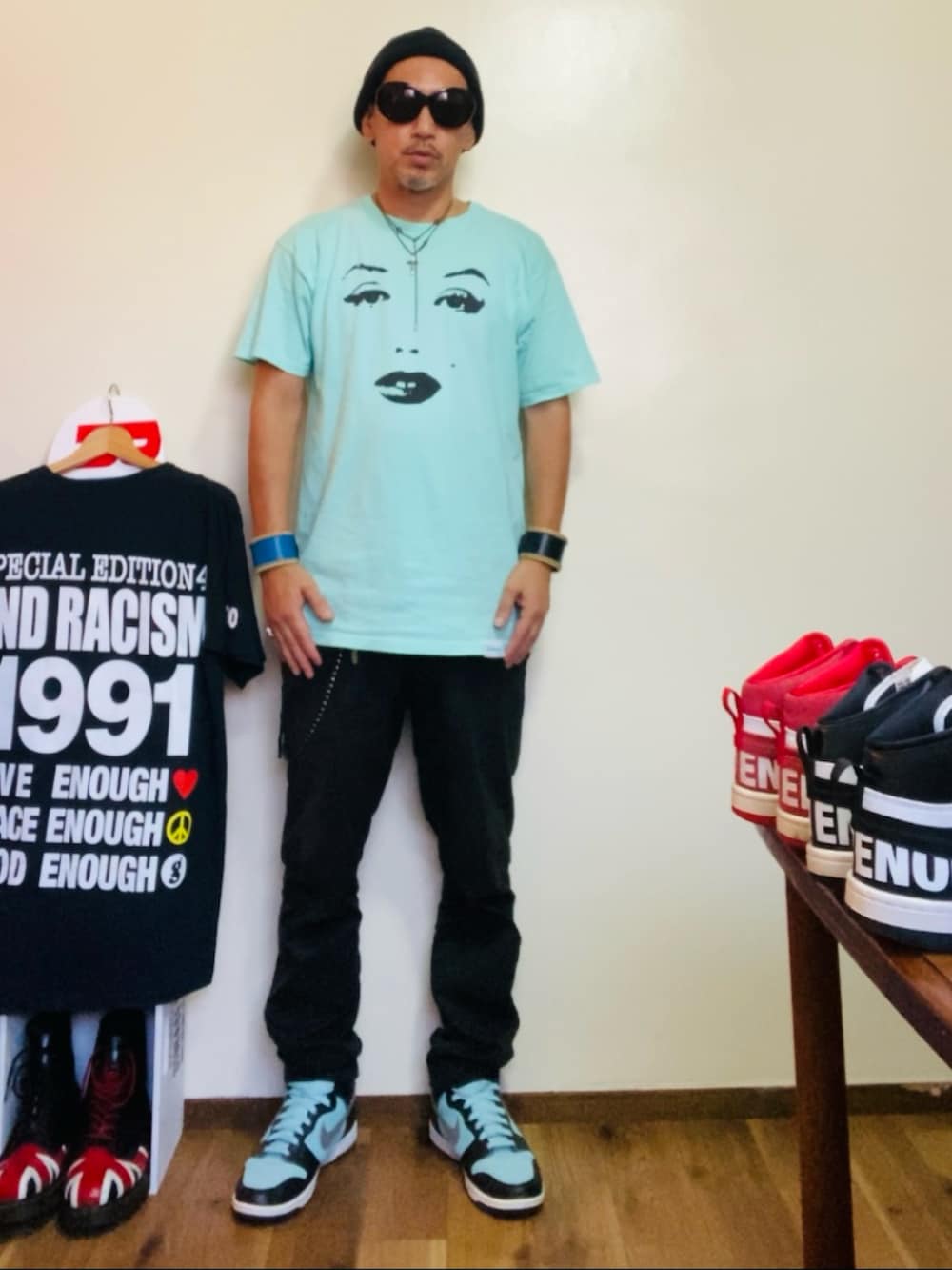 ブルー系のTシャツ/カットソー、ブラック系のチノパンツ、グリーン系のスニーカーを着用したメンズの夏コーディネートの2枚目の写真