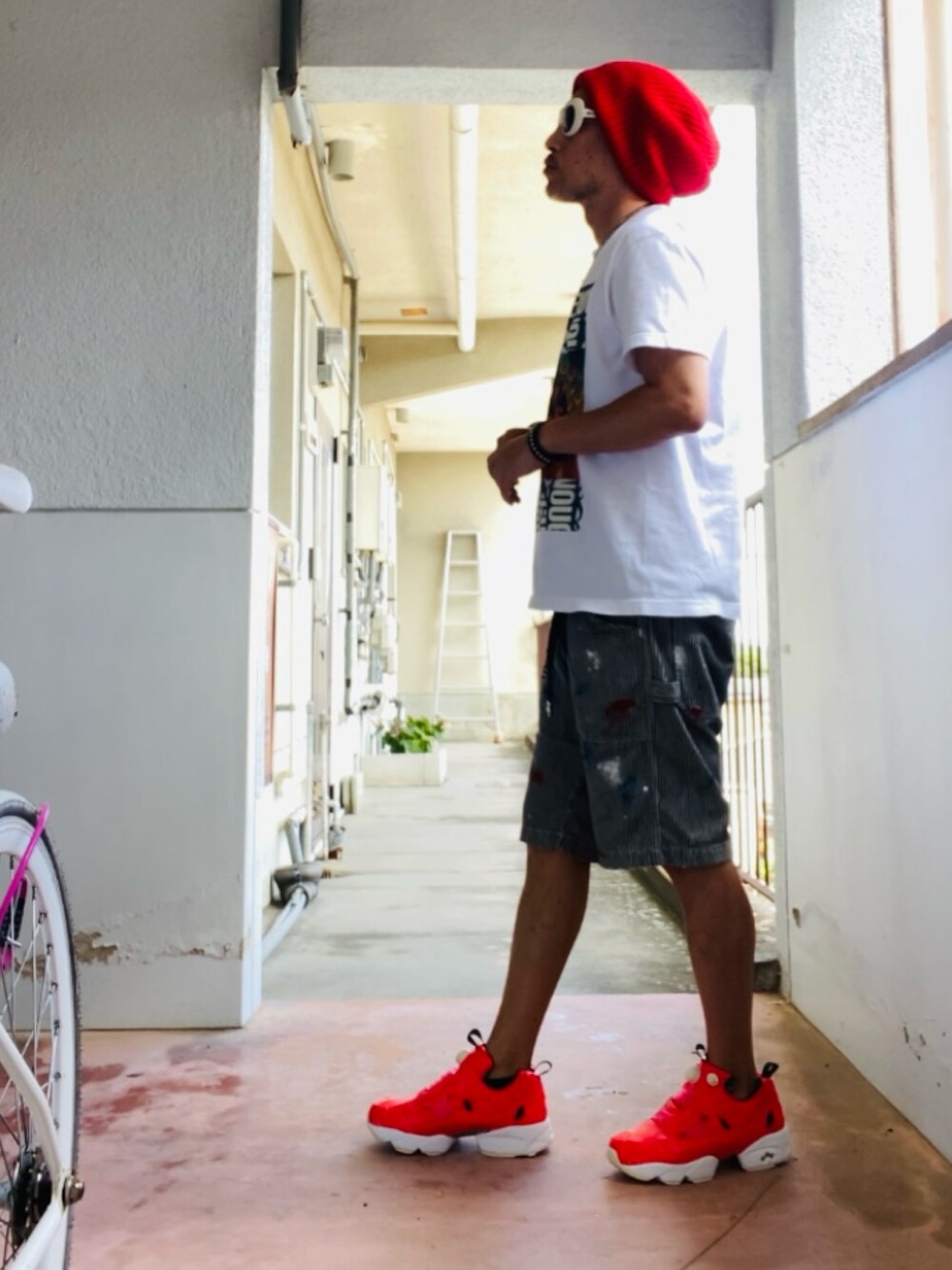 ホワイト系のTシャツ/カットソー、グレー系のデニムパンツ、ピンク系のスニーカーを着用したメンズの夏コーディネートの4枚目の写真