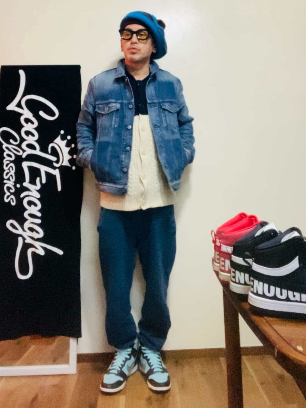 ブルー系のカーディガン/ボレロ、ブルー系のデニムジャケット、ブルー系のスウェットパンツを着用したメンズの冬コーディネートの4枚目の写真