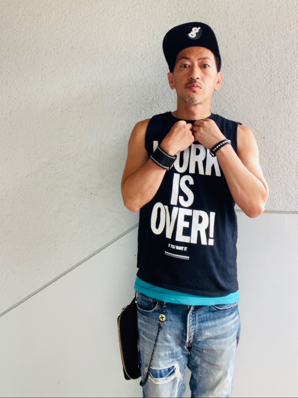 「キャップ、ノースリーブ、タンクトップ、デニム、ウエストポーチ、フリップキャップ、夏コーデ、夏だ！Tシャツ着よう！」｜「Mighty Shineの【Mighty Shine】別注FLIP CAP TWILL  フリップキャップツイル（キャップ、ブラック系）」を使った、GOODMAN®️さん（メンズ・168cm）の夏コーディネートの2枚目の写真