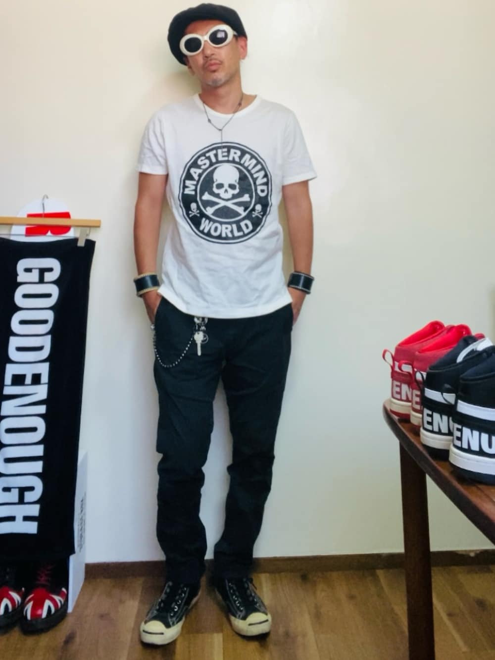 ホワイト系のTシャツ/カットソー、ブラック系のスニーカー、ブラック系のチノパンツを着用したメンズの夏コーディネートの5枚目の写真
